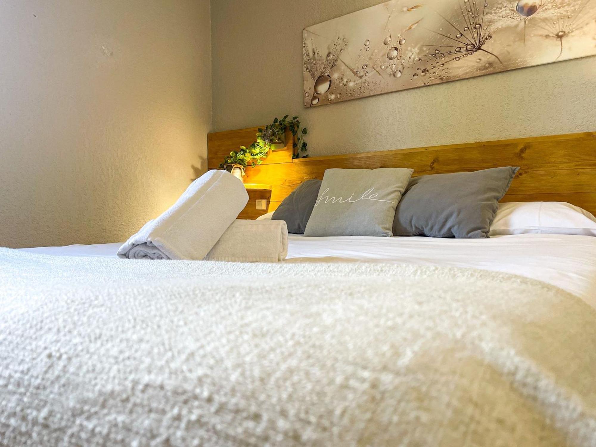 Apartamento Ideal Para Parejas En Enveitg Ngoại thất bức ảnh